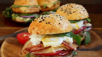 дрожжевые булочки с кунжутом для домашних бургеров