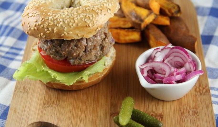 Рецепт гамбургера из говядины с чипсами из сладкого картофеля