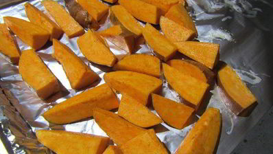 гамбургер из говядины с чипсами из сладкого картофеля