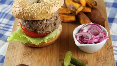 гамбургер из говядины с чипсами из сладкого картофеля