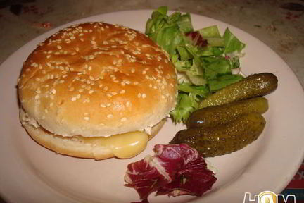 Гамбургер с грибами и белым вином