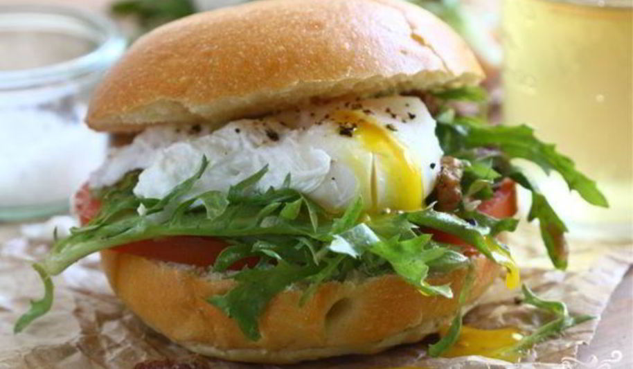 Рецепт гамбургеров со свининой, яйцами и помидором