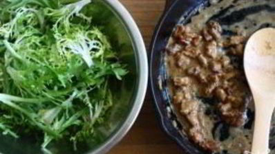 гамбургеры со свининой, яйцами и помидором