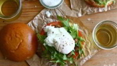 гамбургеры со свининой, яйцами и помидором