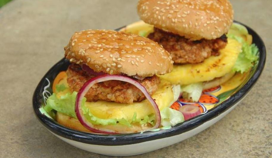 Рецепт куриного бургера с ананасом и красным луком