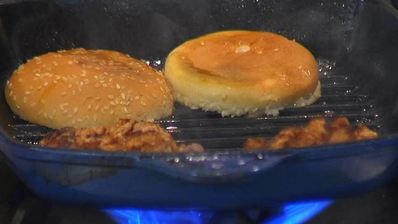 куриный бургер с ананасом и красным луком