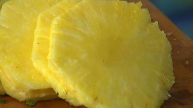 куриный бургер с ананасом и красным луком