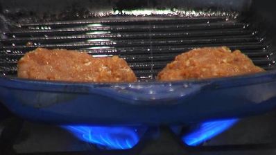 куриный бургер с ананасом и красным луком