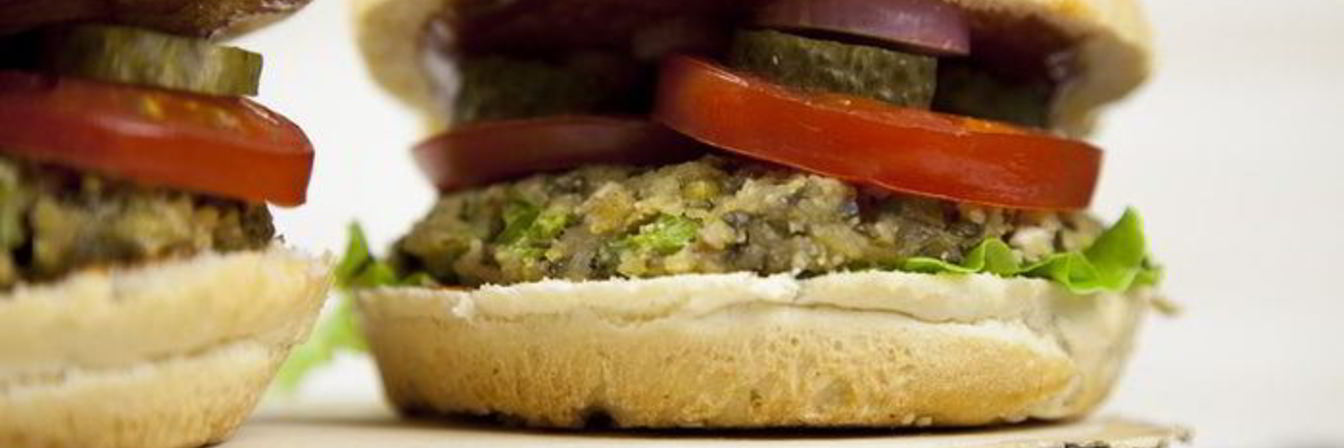 Вегетарианский бургер с котлетой из маша