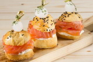 Закусочные мини-бургеры с семгой