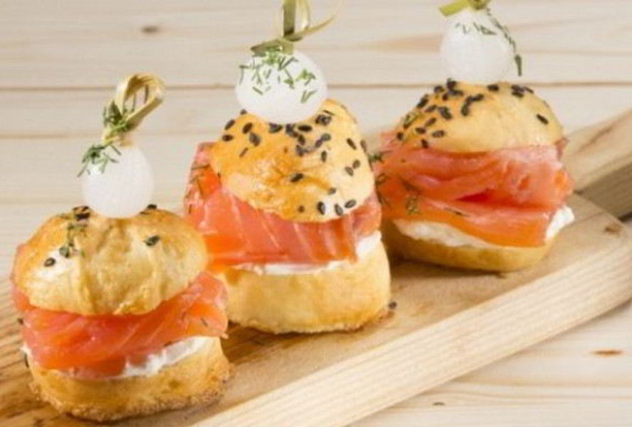 Закусочные мини-бургеры с семгой