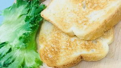 бутерброд с консервированным тунцом