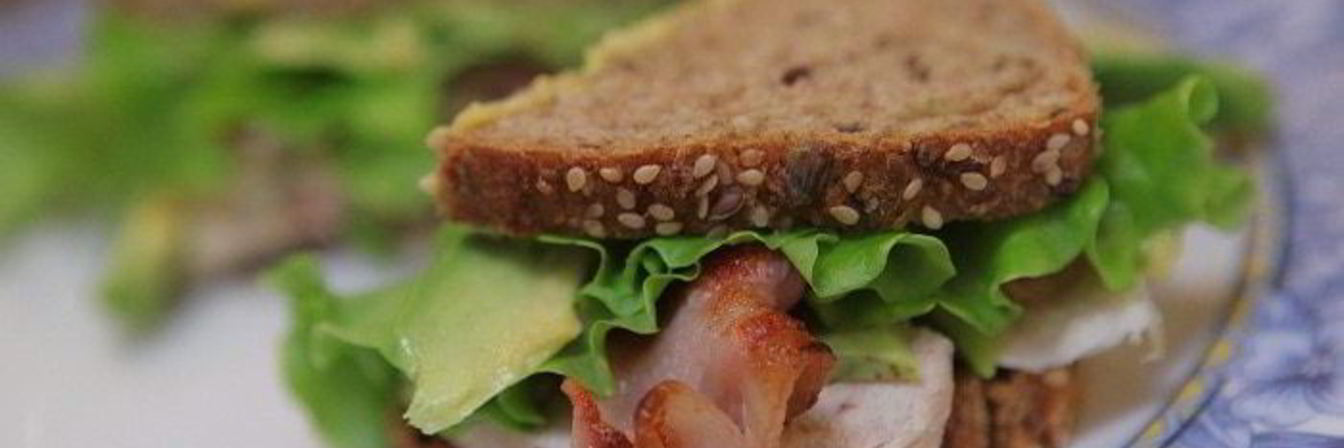 Бутерброд с курицей, беконом и авокадо