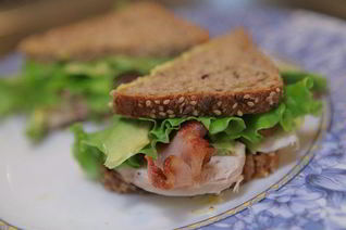 Бутерброд с курицей, беконом и авокадо