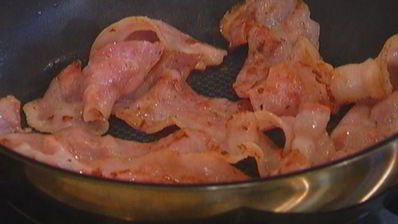 бутерброд с курицей, беконом и авокадо