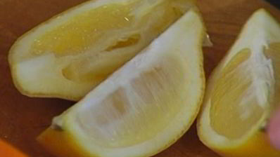 бутерброд с курицей, беконом и авокадо