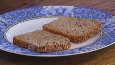 бутерброд с курицей, беконом и авокадо