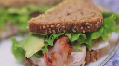 бутерброд с курицей, беконом и авокадо