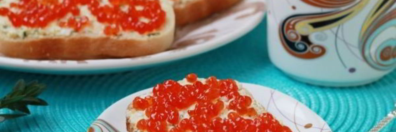 Бутерброды с красной икрой, сыром и яйцом