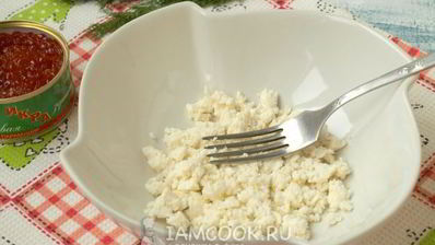 бутерброды с красной икрой, сыром и яйцом