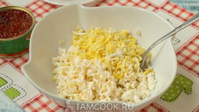 бутерброды с красной икрой, сыром и яйцом