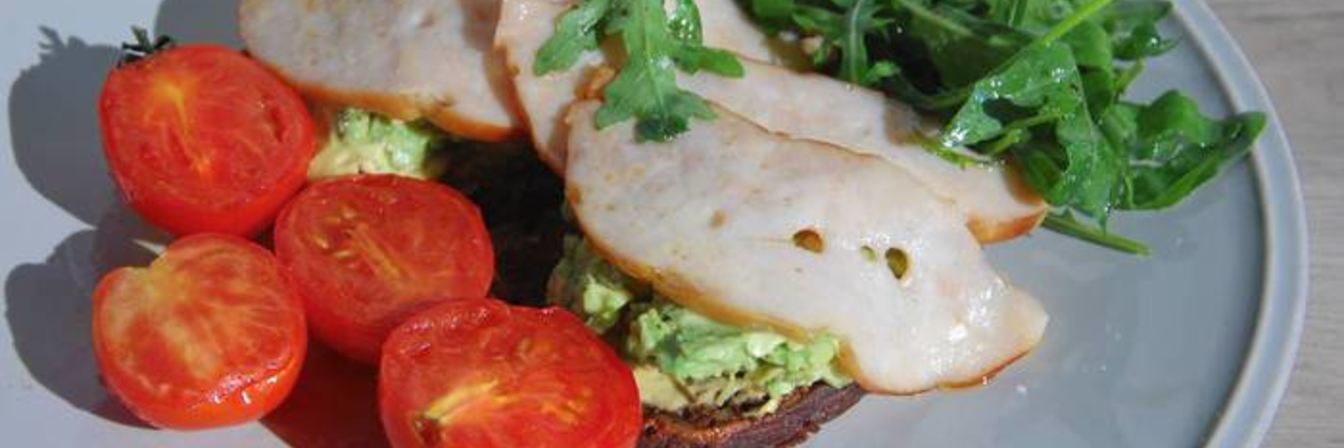 Бутерброды с ветчиной, помидорами-гриль и руколой