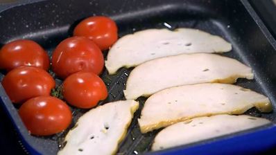 бутерброды с ветчиной, помидорами-гриль и руколой