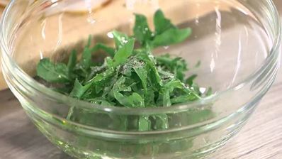 бутерброды с ветчиной, помидорами-гриль и руколой