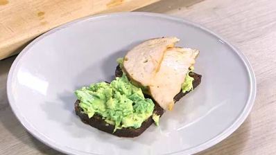 бутерброды с ветчиной, помидорами-гриль и руколой