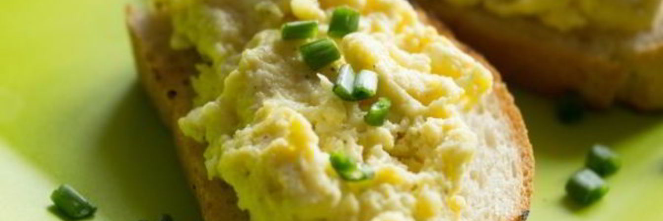 Бутерброды с яичницей-болтуньей