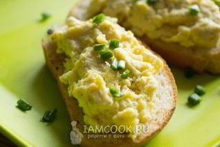 Бутерброды с яичницей-болтуньей