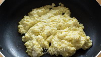 бутерброды с яичницей-болтуньей