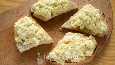 бутерброды с яичницей-болтуньей