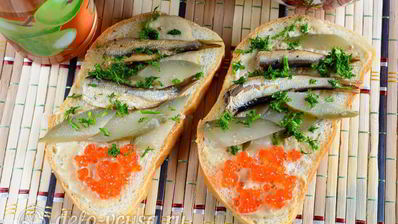 бутерброды со шпротами и икрой