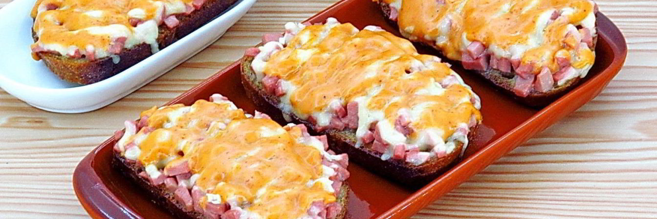 Горячие бутерброды с колбасой и сыром
