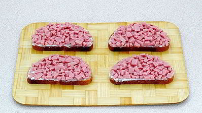 горячие бутерброды с колбасой и сыром