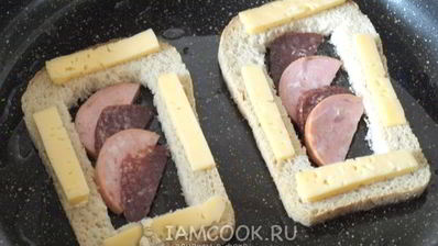 горячие бутерброды с колбасой и яйцом