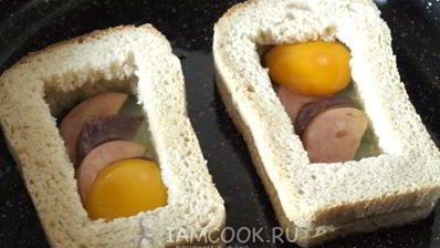 горячие бутерброды с колбасой и яйцом