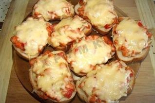Горячие бутерброды с колбасой, сыром и помидорами в духовке