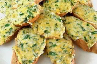 Горячие бутерброды с твердым сыром майонезом и чесноком