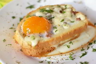 Горячие бутерброды с яйцом и колбасой