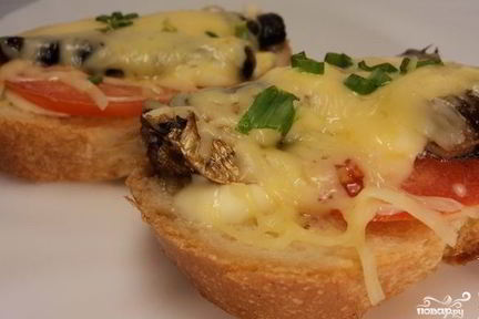 Горячие бутерброды со шпротами и сыром