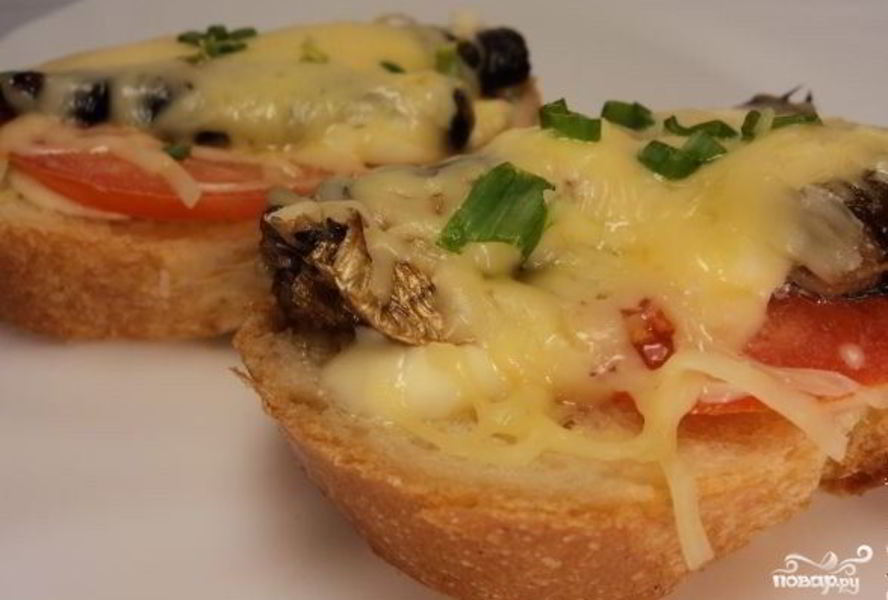 Горячие бутерброды со шпротами и сыром