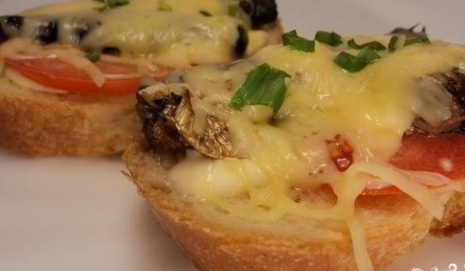 Рецепт горячих бутербродов со шпротами и сыром