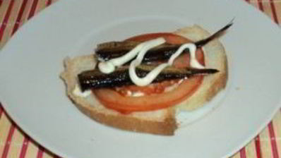 горячие бутерброды со шпротами и сыром