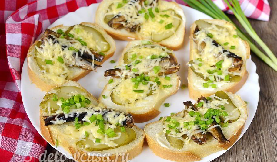 Рецепт горячих бутербродов со шпротами