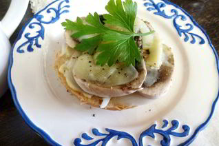 Горячий бутерброд с шампиньонами