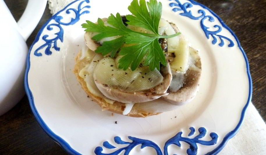 Рецепт горячего бутерброда с шампиньонами