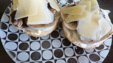 горячий бутерброд с шампиньонами