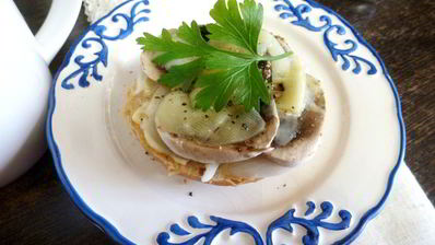 горячий бутерброд с шампиньонами